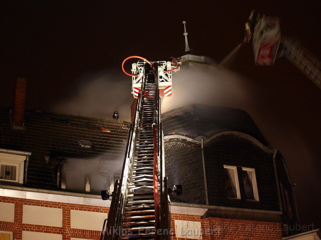 Feuer 3 Dachstuhlbrand Koeln Muelheim Gluecksburgstr P049.JPG